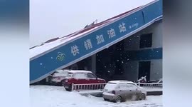 Petrol station collapses due to heavy snow in northern China