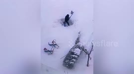 Man digs public fitness equipment out of snow to use it in China