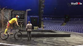 'DARING mountain biker practices INSANE stunts on AUTOMATED stage ahead of Cirque du Soleil show'