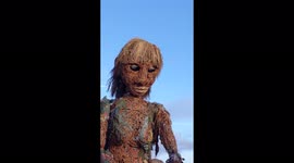 Puppet depicting Syrian refugee meets 'goddess of see' at COP26