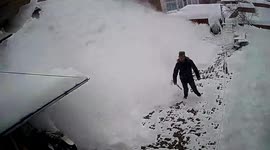 Heaps of snow fall onto staircase moments after man finishes clearing it in China