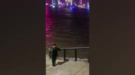 Brave officer risks life to save drowning woman in China
