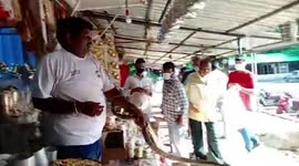 Brave snake catcher rescues rat snake at Indian temple