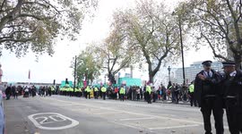 Extinction Rebellion Barging in on Lord Mayor's Show at Blackfriars, police telling them off