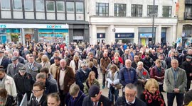 City comes to a halt during 2 minute silence on remembrance day in Leeds