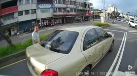 ROAD RAGE: Angry driver confronts moped rider at a red light (Dashcam Video)