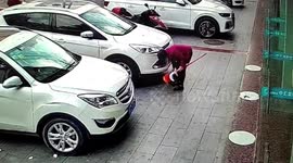 Elderly woman takes person's phone that was dropped on road in China