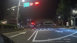 RED LIGHT RUNNER: Ludicrous moped rider drives through red light while honking (Dashcam Video)