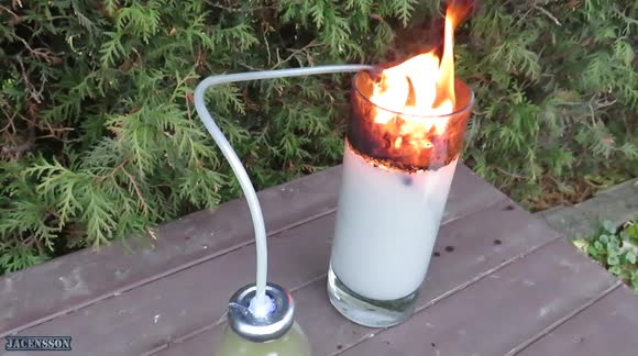 YouTuber carries out self-ignition experiment with acetylene with chlorine