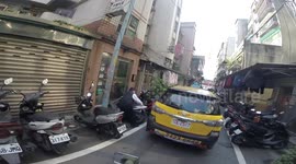 ACCIDENT / FAIL: Reckless taxi driver knocks parked moped over (Dashcam Video)