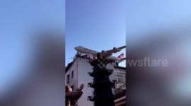 飞机飞过房屋仿佛触手可及