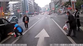 Elderly Chinese men run into road to warn motorist of flames bursting out of vehicle