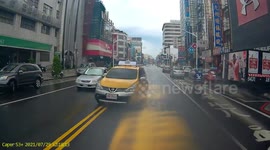 CLOSE CALL: Reckless Taxi driver almost crashes into moped after overtaking vehicle (Dashcam Video)