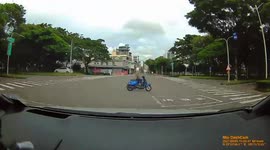 CLOSE CALL: Moped rider skips red light and almost gets wiped out (Dashcam Video)