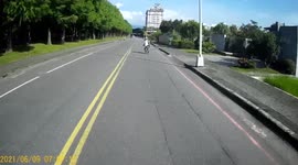 ROAD RAGE: Clueless cyclist rides in the oncoming traffic lane towards a moped rider (Dashcam Video)