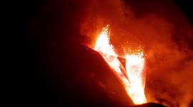 La Palma volcano mesmerizingly erupts in Spain