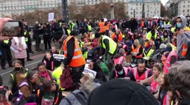 The moment protesters block Lambeth Bridge in support of Insulate Britain
