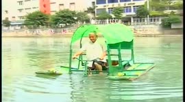 Pensioner's innovative tricycle in China's flood season