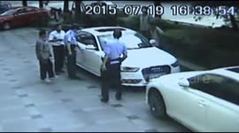Bystanders rescue child from hot car in China