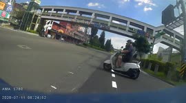 BRUTAL ACCIDENT: Speeding vehicle crashes into moped that skipped red light (Dashcam Video)