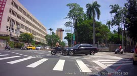 CLOSE CALL: Speeding moped rider skips red light and smashes into the headlights of a Mercedes (Dashcam Video)