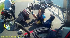 ACCIDENT / FAIL: Moped rider’s helmet falls in the middle of the road that causes an accident (Dashcam Video)