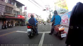 POLICE CHASE: Moped rider with passenger skips red light and gets caught by traffic enforcer (Dashcam Video)