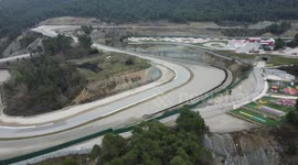vista aerea con vuelo en espiral de un circuito de coches