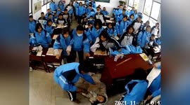 Students rush to help pregnant teacher after she fainted during class in China