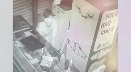 Miscreants loot mobiles from store in central India