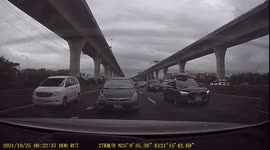ACCIDENT / FAIL: Clueless driver crashes into the rear-end of a vehicle (Dashcam Video)