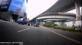 ACCIDENT / FAIL: Moped rider drives over plastic bag and crashes into other riders (Dashcam Video)