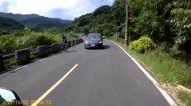 ROAD RAGE: Speeding Volkswagen driver overtaking on a bend into oncoming traffic (Dashcam Video)