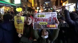 Police crack down on Istanbul demonstrators against Turkish lira depreciation