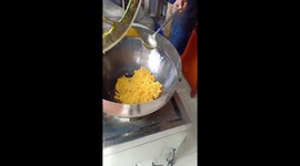 Fast food! Vietnamese chef builds automatic rice frying machine