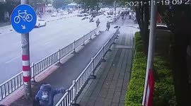 Elderly veteran trips fleeing robber over to help police catch him in China