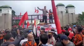 Policeman beaten by Pancasila Youth thugs in front of the Indonesian House of Representatives building
