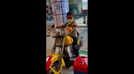 LOS NIÑOS JUGANDO EN JUEGO MECANICOS EN LA PLAZA DE MEGA CENTRO