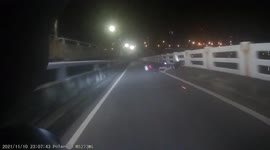 ACCIDENT / FAIL: Female moped rider loses control and crashes on highway (Dashcam Video)