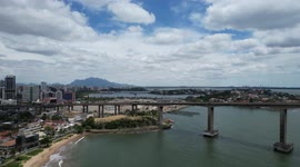 Vista completa da famosa ponte na cidade de vitória (Terceira Ponte) - Brazil
