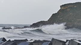 Storm Arwen: In Spain's San Sebastian, locals get drenched by massive waves