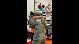US soldier returns home after 7 months and surprises mum teaching class