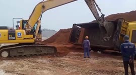 Excavator driver uses the bucket to rescue overturned truck