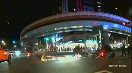 BRUTAL ACCIDENT: Clueless moped rider skips red light and causes parked moped riders to crash (Dashcam Video)