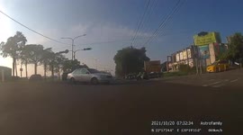BRUTAL ACCIDENT: Irresponsible driver skips red light and crashes into moped rider (Dashcam Video)