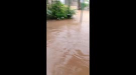 Flash floods suddenly flooded after many heavy rains in central Vietnam