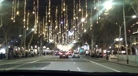 luces de navidad colgantes en el passeig de gracia, en la ciudad  de barcelona, un sabado por la noche