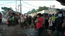 GANGGU LINGKUNGAN DAN PENGGUNAAN JALAN/ PULUHAN BANGUNAN KAKI LIMA DIBONGKAR//