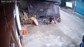 Elderly man rescued by passerby after falling onto open fire in China