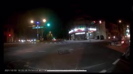 ACCIDENT / FAIL: Reckless moped rider cruises through red light and crashes into riders (Dashcam Video)